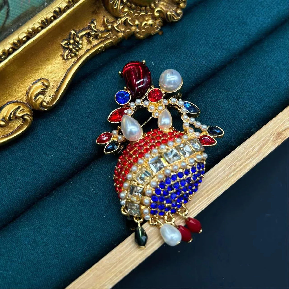 Women Men Medieval Palace Style Classic Heavy Industry Rhinestone Brooches Badges Retro Baroque Rabbit Duck Crystal Unisex Pins