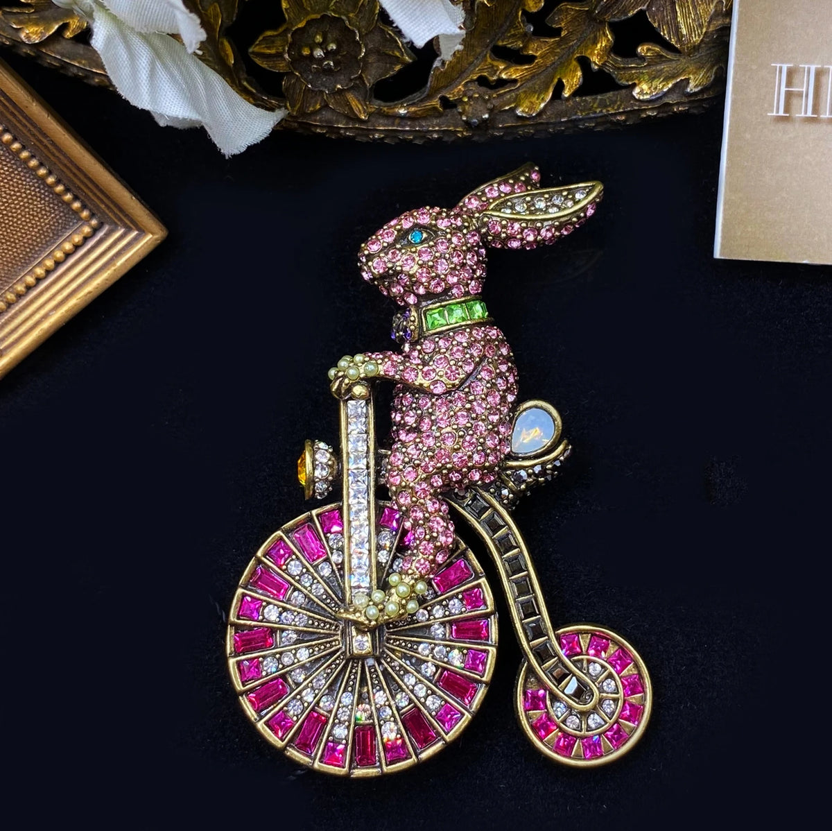 Classic Baroque Style Heavy Industry Crystal Castal Castle Carriage Brooch For Women Vintage Rhinesone Clock Pin Badges