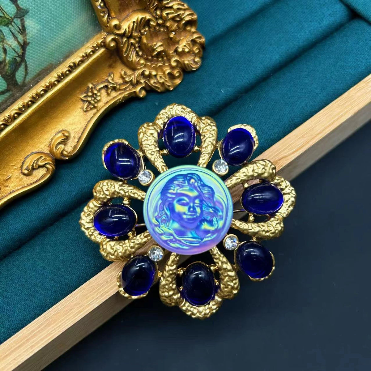 Women Men Medieval Palace Style Classic Heavy Industry Rhinestone Brooches Badges Retro Baroque Rabbit Duck Crystal Unisex Pins