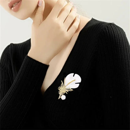 Luxury Crystal Feather Pearl Brooches Metal Suit Pins Fashion Clothing Accessory Jewelry For Women Men Wedding Bridal Party