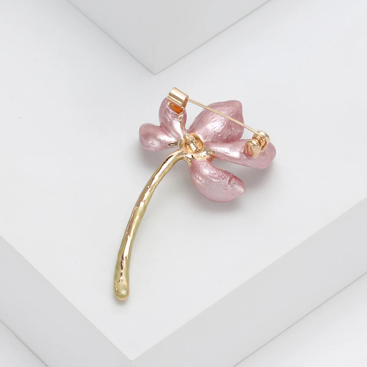 Beaut&Berry Classic Enamel Pearl Lotus Brooches for Women Plant Pins Friends Party Gifts Banquet Jewellery Accessories