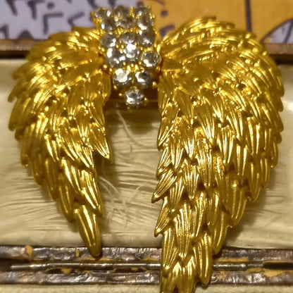 SKEDS Vintage Women Men Classic Feather Golden Crystal Brooch Badges Retro Lady Palace Sparkly Accessories Pin For Woman Man