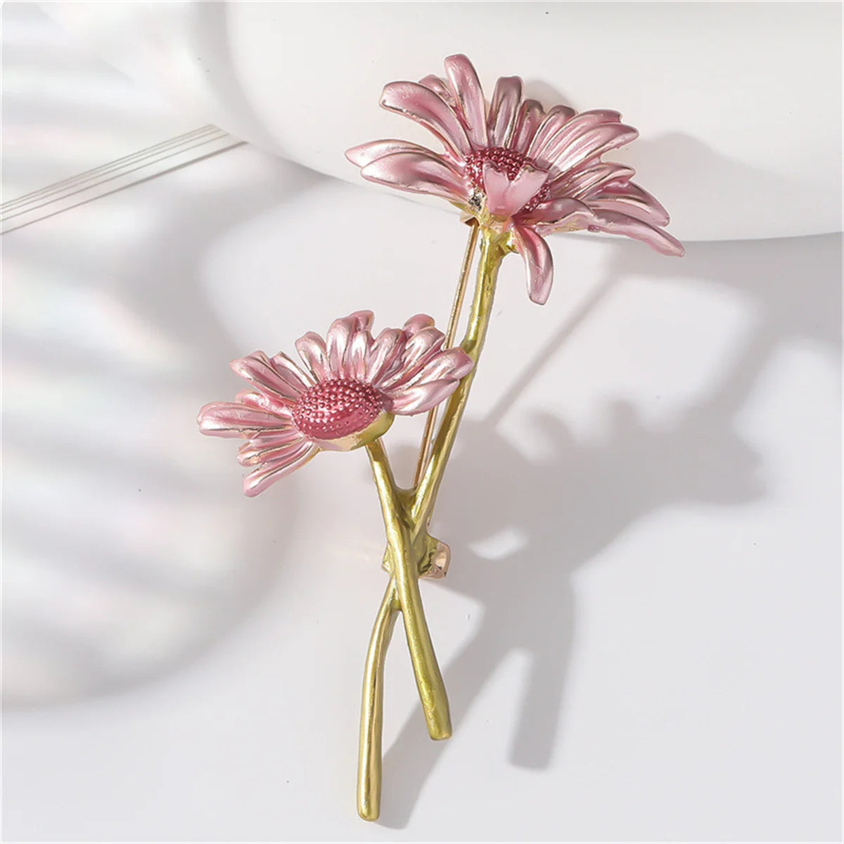 Elegant Enamel Daisy Brooch Pin Sweet Retro Y2K Jewelry Accessories Romantic Trend Daily Decoration Party Charm Trend Gift 2025