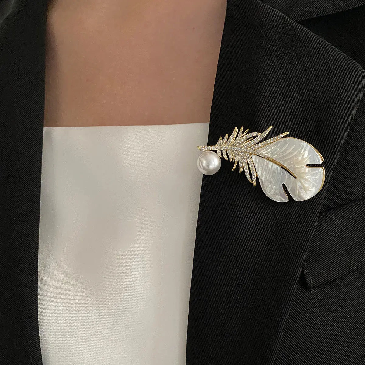 Luxury Crystal Feather Pearl Brooches Metal Suit Pins Fashion Clothing Accessory Jewelry For Women Men Wedding Bridal Party