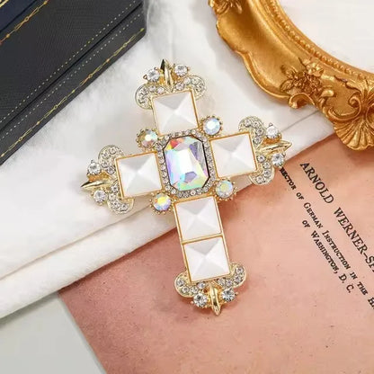 Luxury Vintage Court Cross Brooch Baroque Openwork Shiny Crystal Pearl Pin Men's and Women's Metal Enamel Jewelry Gifts