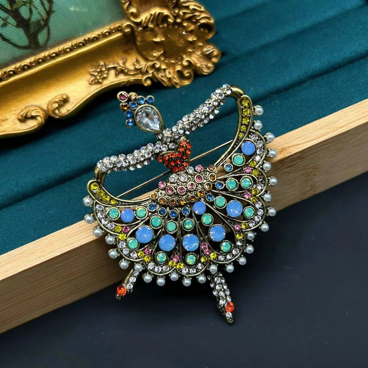 Women Men Medieval Palace Style Classic Heavy Industry Rhinestone Brooches Badges Retro Baroque Rabbit Duck Crystal Unisex Pins