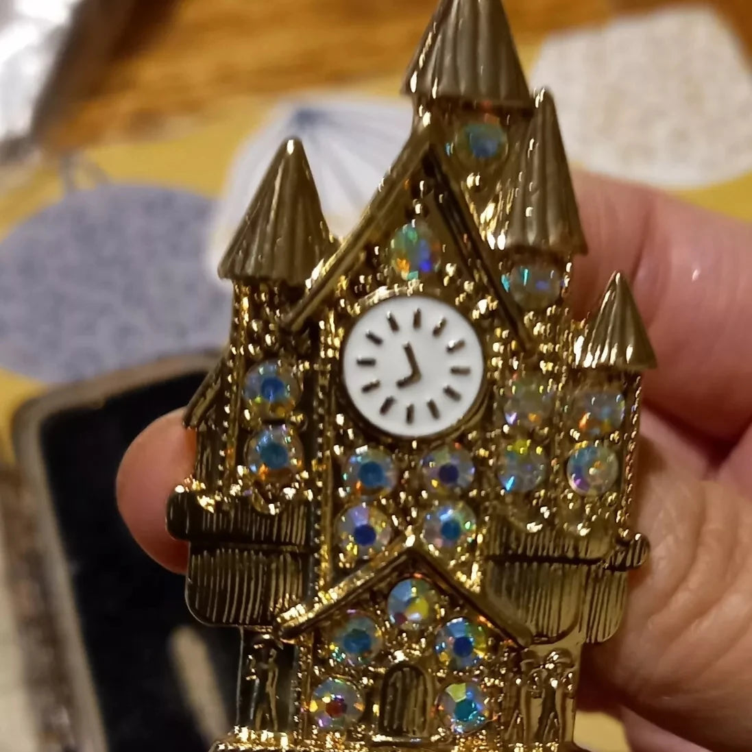 Exquisite Women Men Fashion Crystal Building Dazzle Brooch Badges Vintage Style Lady Retro Rhinestone Castle Pin Accessories