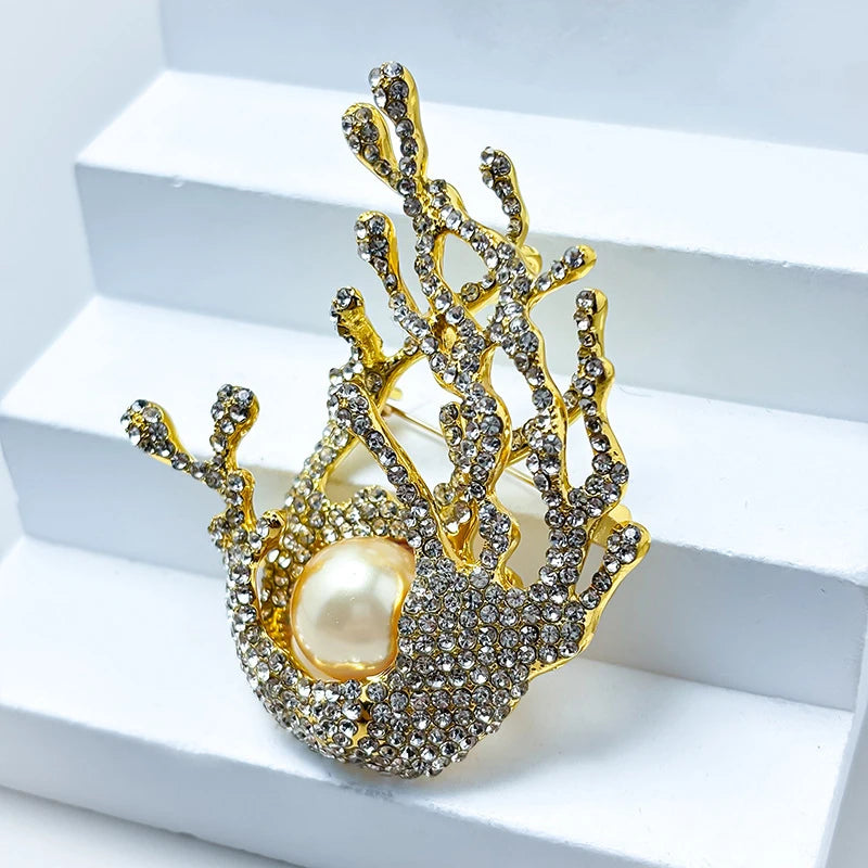 Designer Style Elegant Niche Micro Inlaid Zircon Water Spray Shaped Brooch Temperament Pearl Retro Broche Pin for Women and Men
