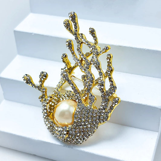 Designer Style Elegant Niche Micro Inlaid Zircon Water Spray Shaped Brooch Temperament Pearl Retro Broche Pin for Women and Men