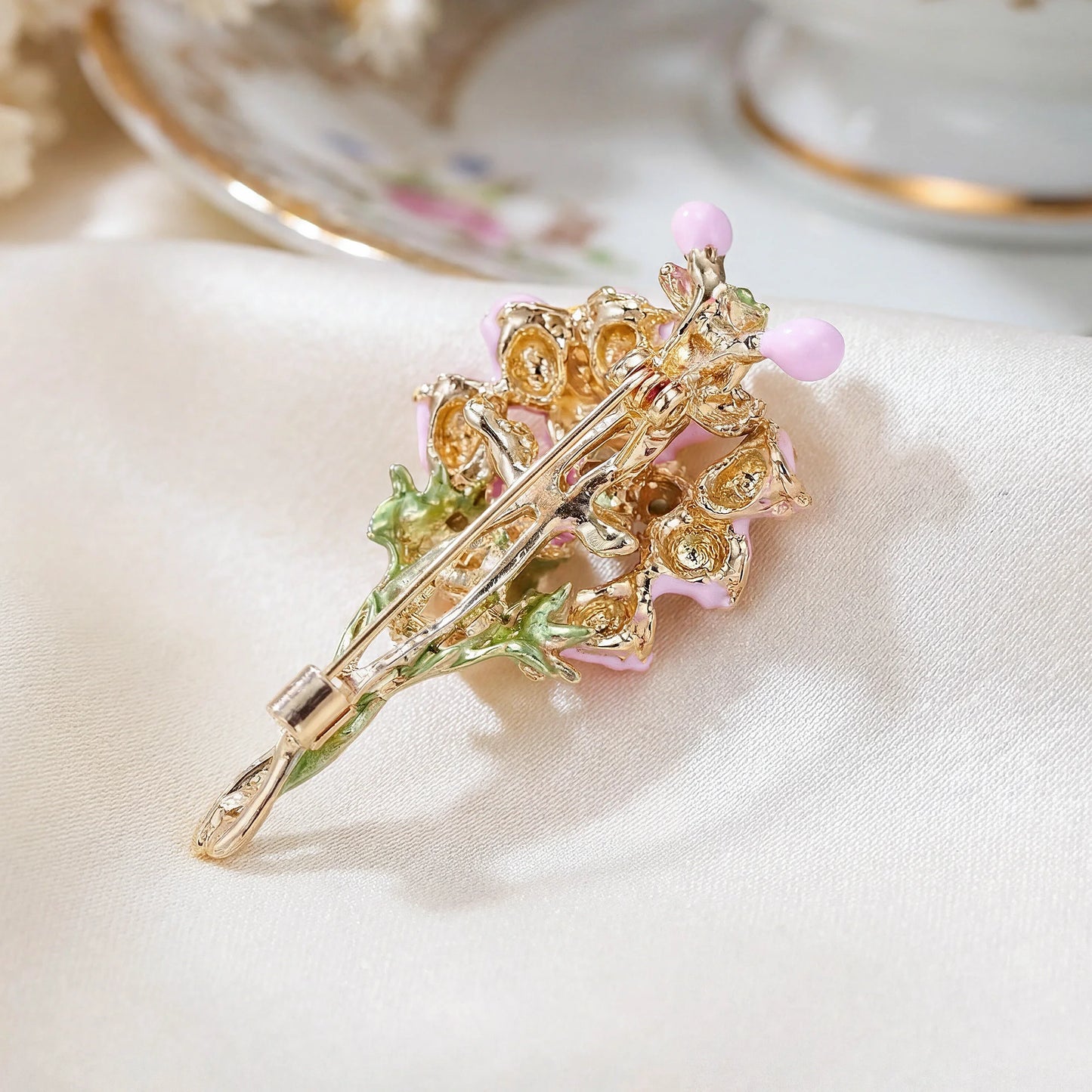 Beaut&Berry Luxury Enamel Rose Bouquet Brooches for Women Unisex Mother’s Day Pins Casual Party Jewelry Accessories Gifts