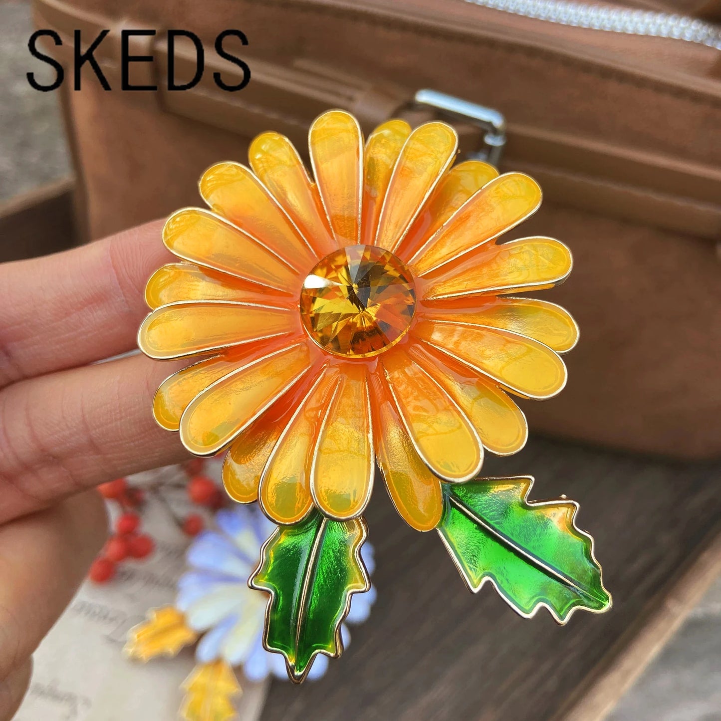 SKEDS Ladies' Exquisite Countryside Chrysanthemum Brooch Elegant Suit Accessory Coat Corsage High-End Luxury Sunflower Pin