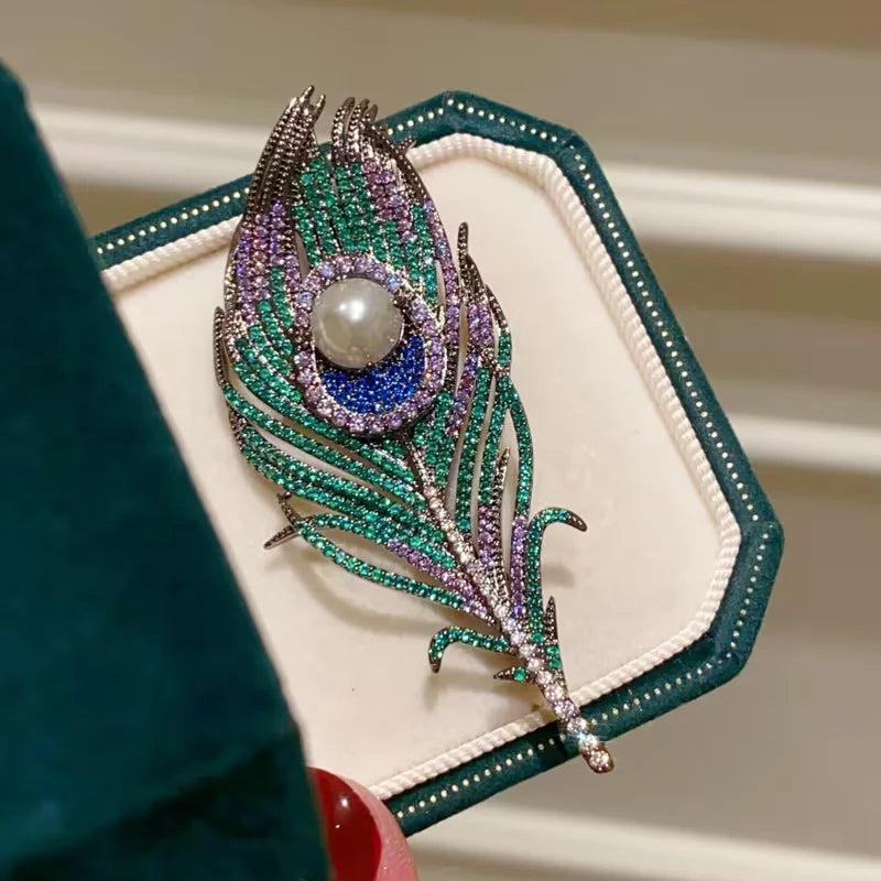 Exquisite Brooch Featuring a Vintage Luxury Peacock Feather, Perfect for Accessorizing Party Dresses.