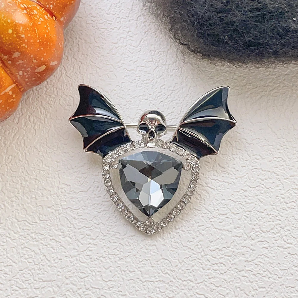 Halloween Enamel Bat Skull Brooches for Women Men Gothic Retro Wings Lapel Pin Fashion Clothing Corsage Jewelry Accessories Gift