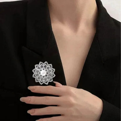 Elegant Hollow Out Flower Brooch Pearl Rhinestone Lapel Pin Corsage For Women Coat Fashion Jewelry Accessories Gift