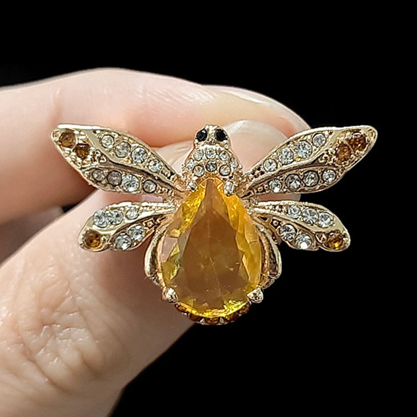 Beaut&Berry Luxury Crystal Bee Brooches for Women Unisex Insect Pins Casual Party Jewelry Accessories Gifts Decoration