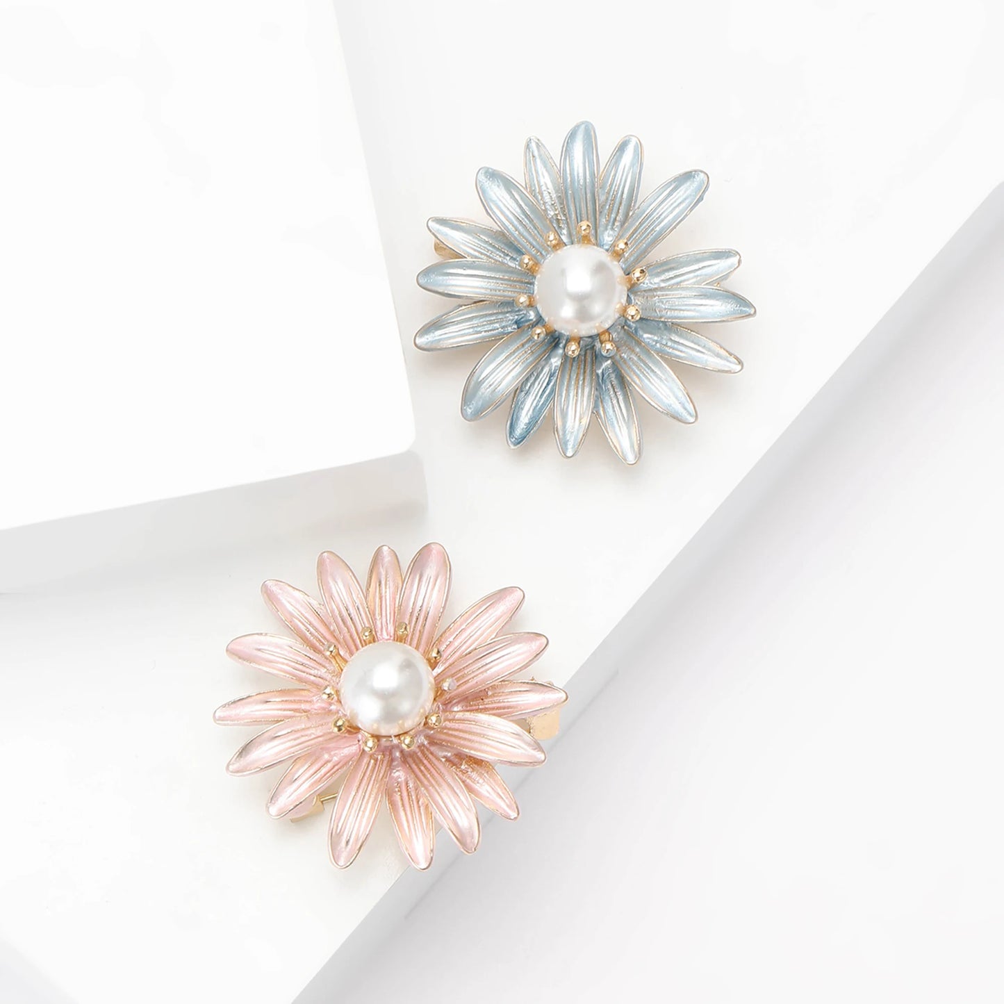 Enamel Sunflower Brooches for Women Unisex Pearl Flower Botanical Pins Banquet Party Backpack Gifts Jewelry Accessories