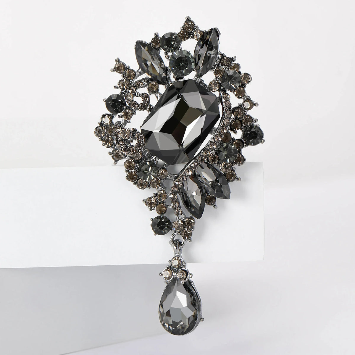 Crystal Glass Pendant Brooches for Women Unisex Rhinestone Flower Pins Banquet Party Backpack Gifts Jewelry Accessories