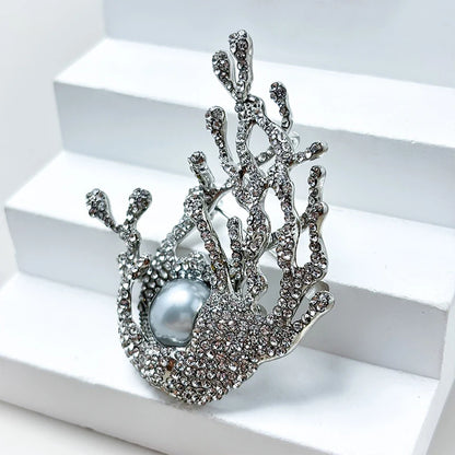 Designer Style Elegant Niche Micro Inlaid Zircon Water Spray Shaped Brooch Temperament Pearl Retro Broche Pin for Women and Men