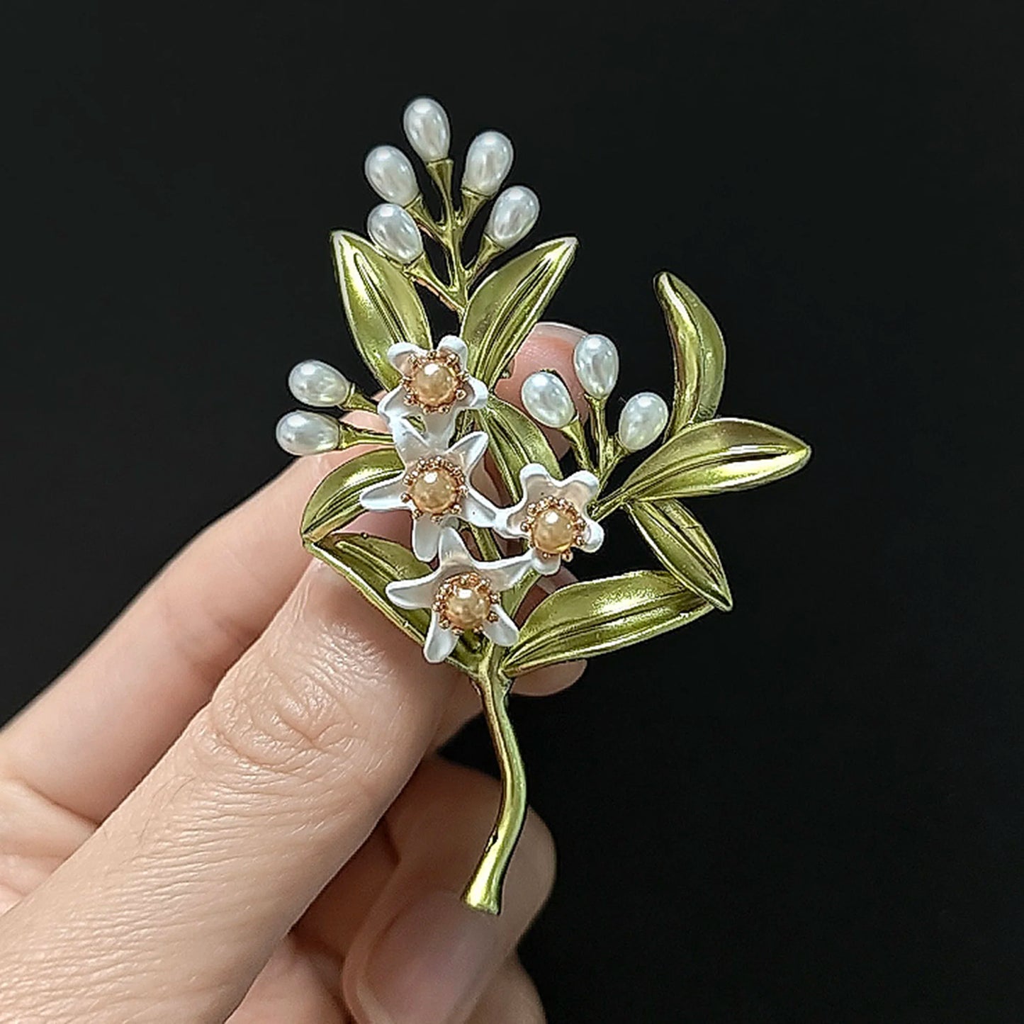 Beaut&Berry Luxury Enamel Jasmine Brooches for Women Unisex Plant Pins Casual Party Jewelry Accessories Gifts Decoration